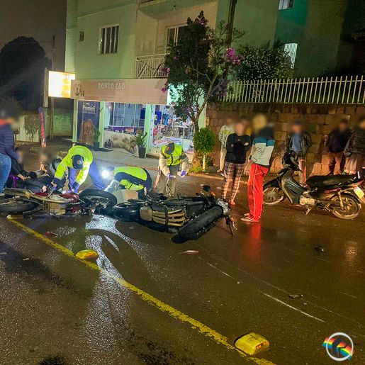 Colisão entre motos deixa duas pessoas feridas em São Miguel do Oeste; vídeo