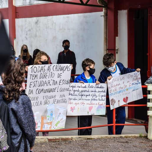 Escola realiza “Abraço Solidário” contra a municipalização; assista ao vídeo