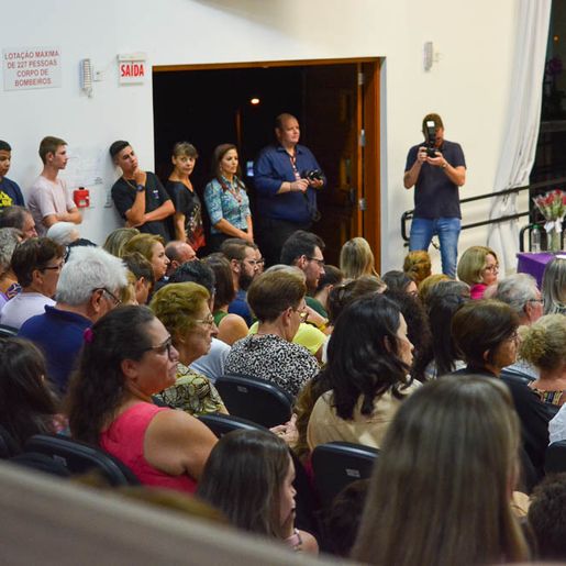 VÍDEO: Câmara realiza sessão solene de renovação da Galeria Lilás