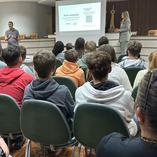 Educação municipal de Guarujá do Sul promove palestra do Agosto Lilás para estudantes