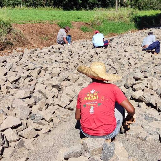 Obras de pavimentação rural e construção de campo sintético seguem em São José do Cedro
