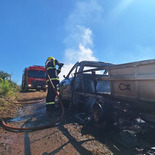 Incêndio destrói veículo no interior de São José do Cedro