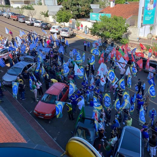 Debate de candidatos a prefeito reúne eleitores com bandeiras e carro de som em frente à Rede Peperi