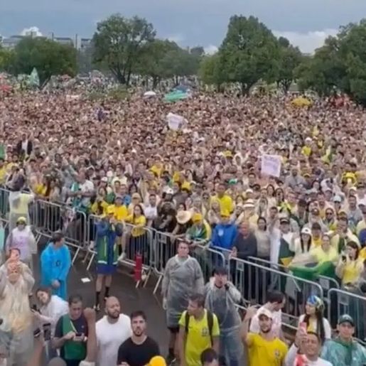 Caminhada de Nikolas Ferreira reúne milhares de pessoas em manifestação em Brasília