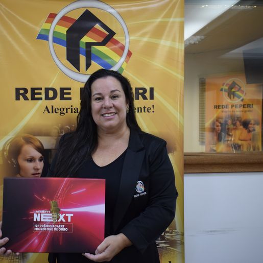 Locutora da Rádio Cidade recebe certificado de finalista do Prêmio Acaert