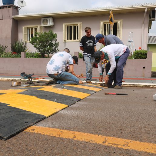 Prefeitura instala novo modelo de lombadas físicas em Iporã do Oeste