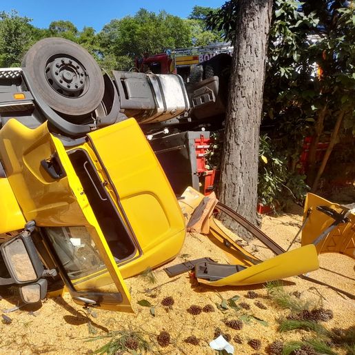 Caminhoneiro fica preso às ferragens em capotamento na SC-161