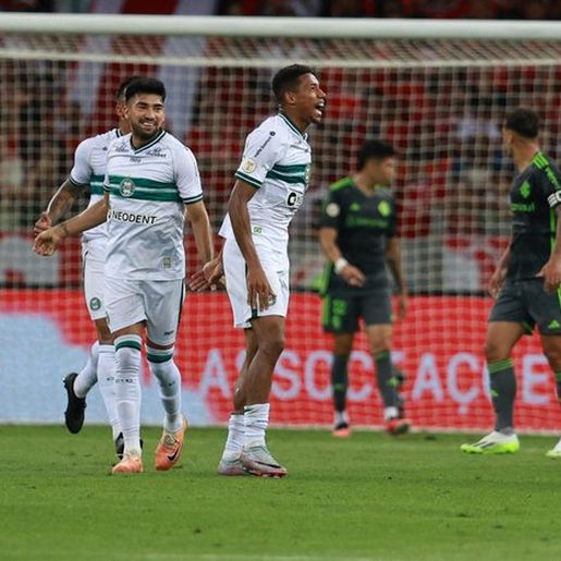 Com um a menos, Inter perde para o Coritiba no Beira-Rio