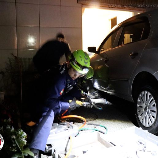 Ao tentar sair de garagem com veículo, filha prensa mãe contra parede em Xanxerê