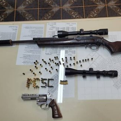 Polícia Civil prende homem por posse ilegal de armas de fogo