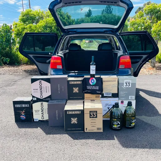 PM apreende 109 garrafas de vinho e azeite sem nota fiscal na SC-161, em Palma Sola