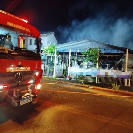 Duas casas são destruídas por incêndio em Maravilha