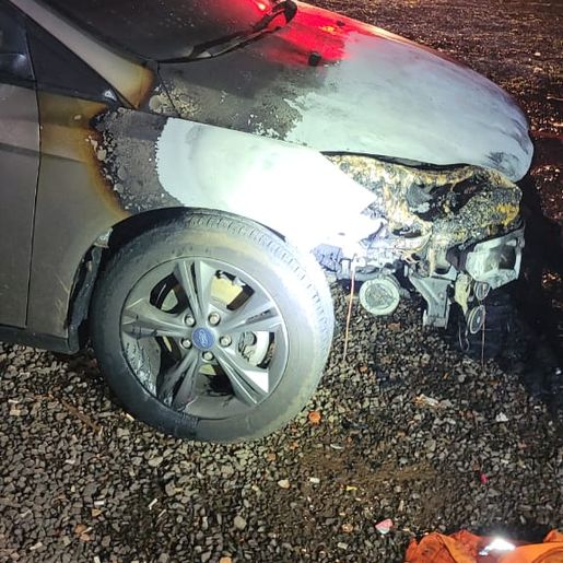 Incêndio atinge veículo em garagem no centro de Guaraciaba