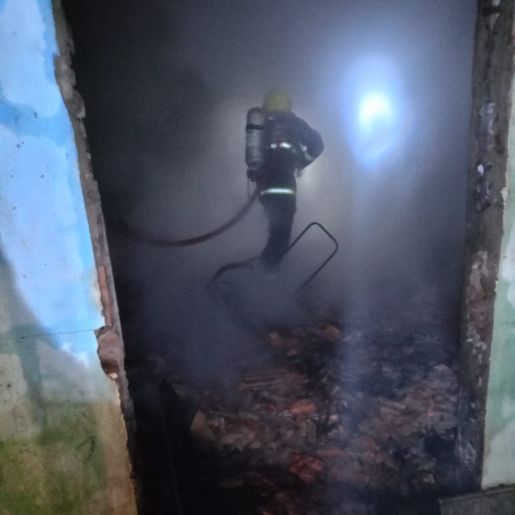 Casa é destruída por incêndio no interior de Anchieta