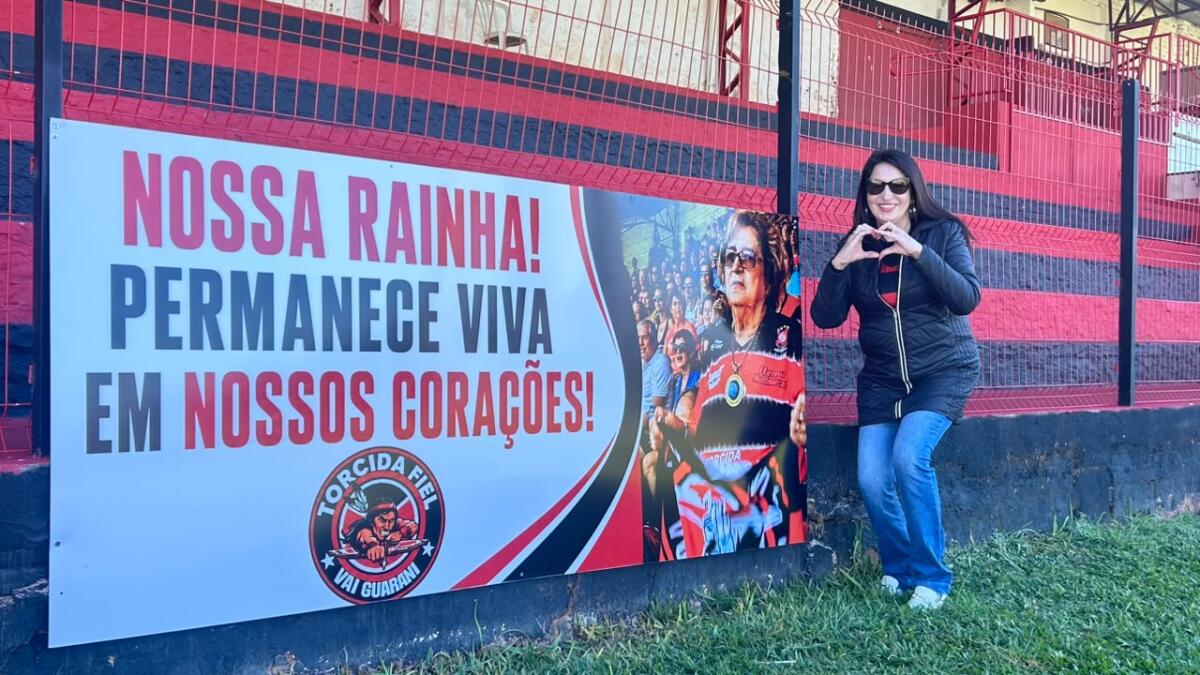 Torcida Vai Guarani homenageia fundadora Adélia Bedin com placa no Estádio Padre Aurélio Canzi