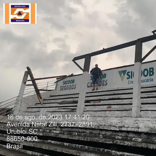 Tempestade Parque de exposições e cobertura de campo de futebol são destruídos