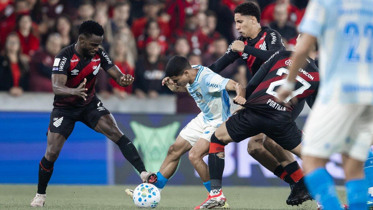 Grêmio empata sem gols com o Athletico Paranaense em jogo com expulsões