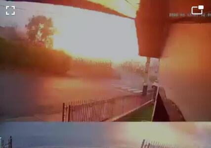Raio provoca forte estrondo e rompe cabo em Iporã do Oeste
