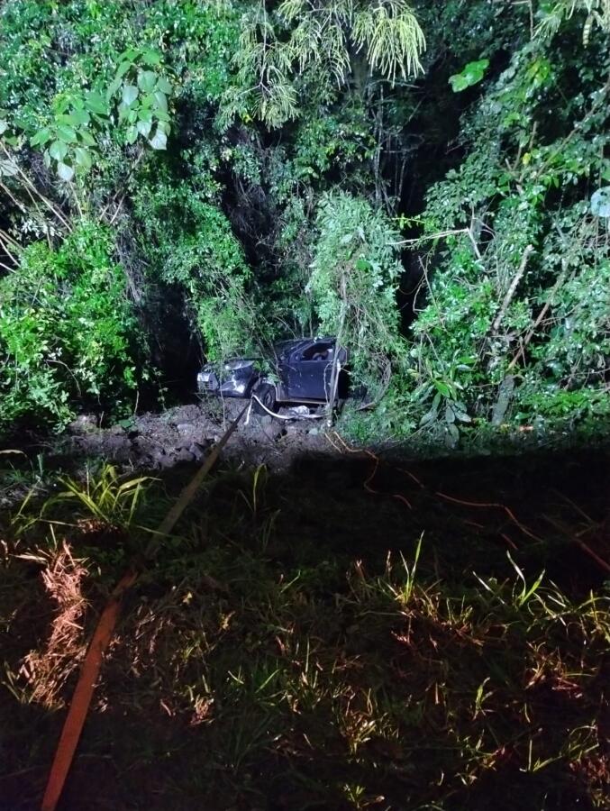 Motorista fica ferido em saída de pista e queda em ribanceira na BR-158