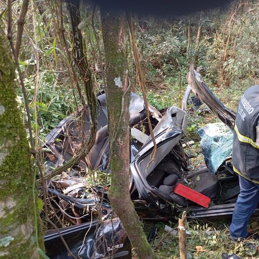 Homem é encontrado morto dentro de veículo caído em ribanceira na BR-282