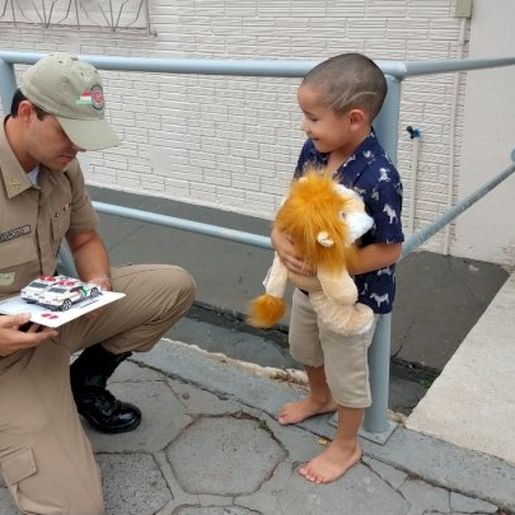 Pequeno admirador da PM recebe policiais em sua festa de aniversário