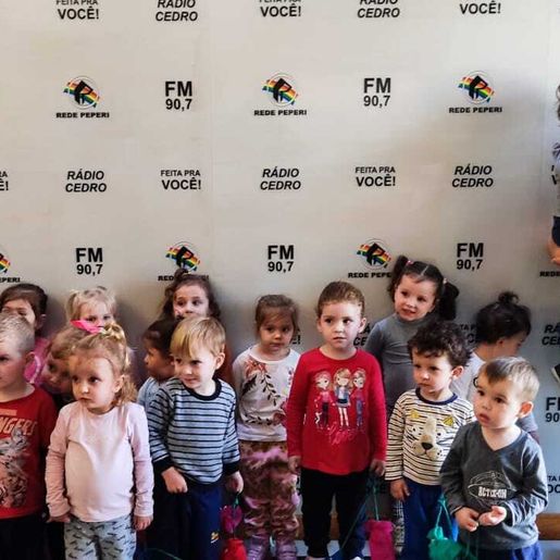 Crianças da creche Nossa Senhora Aparecida visitam os estúdios da Cedro FM