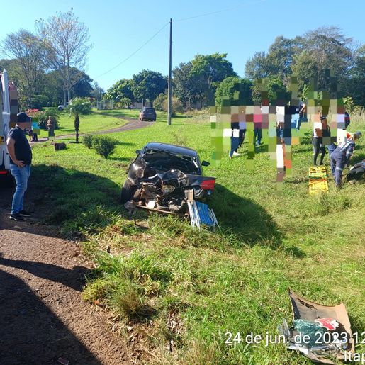 Colisão entre carro e carreta é registrada na SC 163, em Itapiranga