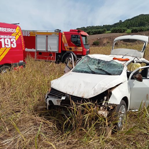 Condutor fica ferido após carro sair da pista e capotar em lavoura na SC-305