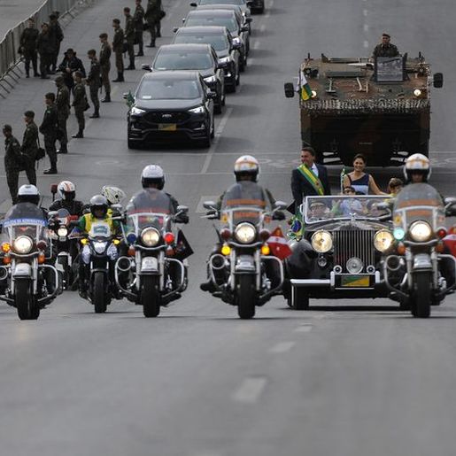 Desfile em comemoração ao Bicentenário reúne multidão na Esplanada