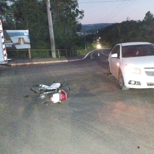 Homem fica ferido em acidente envolvendo dois carros e motocicleta