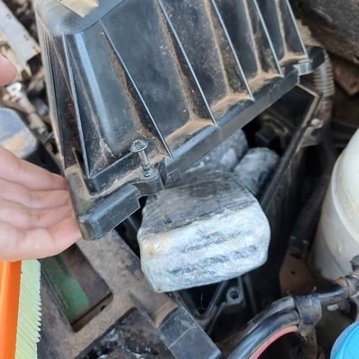 PRF flagra casal com 52 iPhones escondidos em carro na BR-282