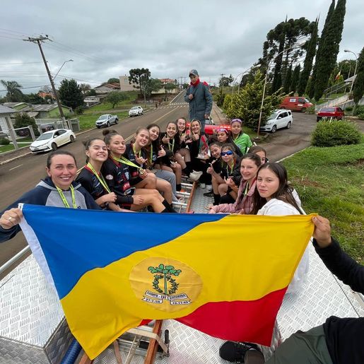 Equipe feminina de futsal sub-16 de Campo Erê é campeã da Olesc