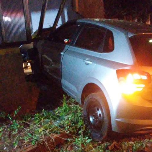 Veículo invade quarto de residência e deixa uma pessoa ferida em SJCedro