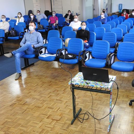 Médicos do Município participam de aperfeiçoamento sobre a covid-19