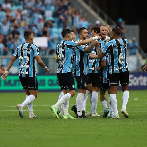 Grêmio vence Atlético-GO de virada e volta a se afastar do Z-4