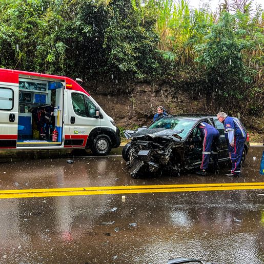 Colisão frontal deixa feridos na BR-282 em São Miguel do Oeste; vídeo
