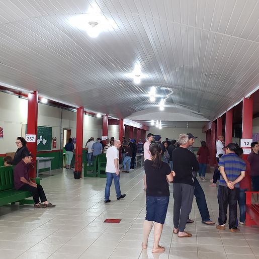 Eleitores chegam cedo para votar no maior colégio eleitoral de Santa Helena