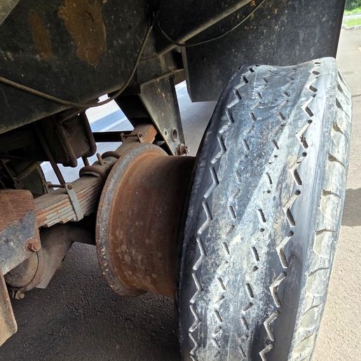 PRF flagra trabalhadores em baú de caminhão na BR-282