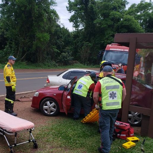 Colisão entre dois carros deixa duas mulheres feridas na SC-163 em Iporã do Oeste