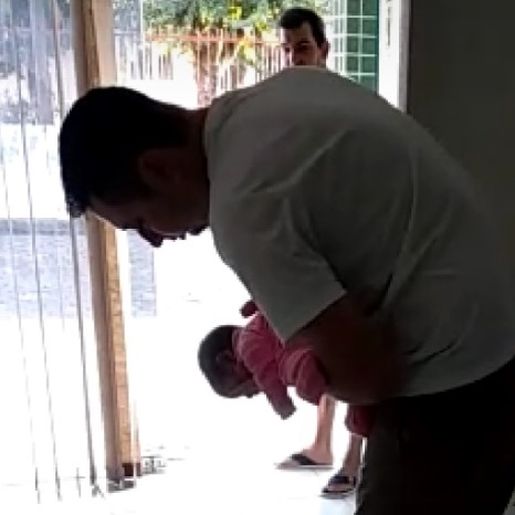 Policial Militar salva bebê afogada com leite