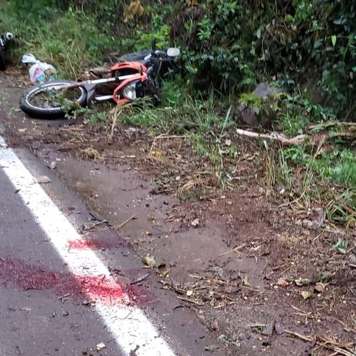 Motociclista sofre queda após sair da pista e colidir contra proteção lateral do asfalto na SC 386