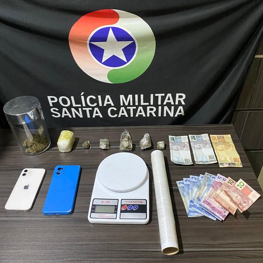 Polícia apreende mais de 160g de maconha e prende dois por tráfico em Maravilha