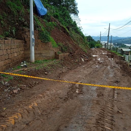 Deslizamento de terra causa interdição de obra em Itapiranga