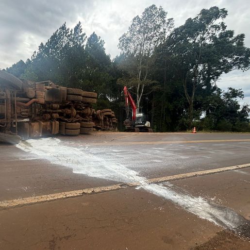Caminhão carregado com toras tomba na SC-161 entre Saltinho e Campo Erê