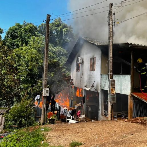 Família que perdeu tudo em possível incêndio criminoso pede ajuda em SMOeste