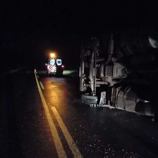 Caminhão tomba na SC-161 em Palma Sola e causa vazamento de diesel