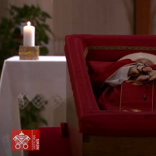 Primeiras fotos mostram papa Francisco em caixão simples de madeira