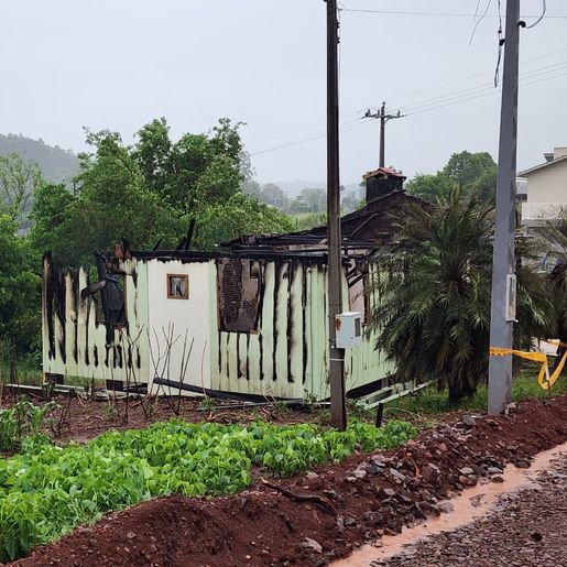 Incêndio destrói casa em Itapiranga