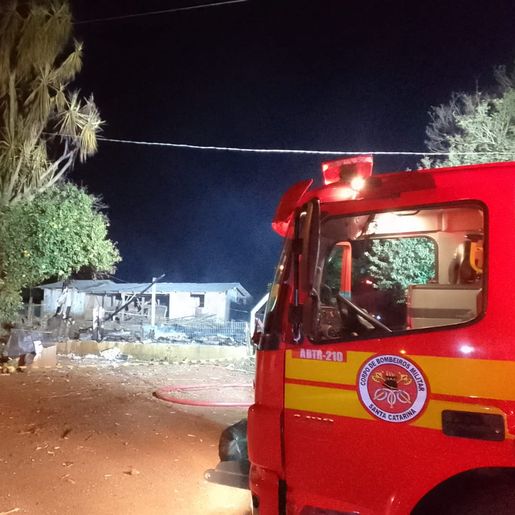 Incêndio deixa casa destruída no interior de Bandeirante