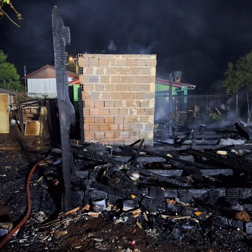 Incêndio destrói residência em Guarujá do Sul